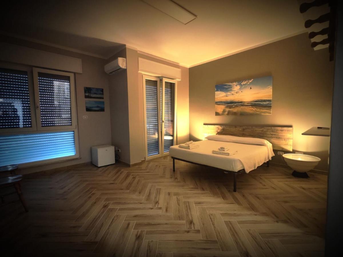 Hotel The House Of The Waves Brindisi Esterno foto