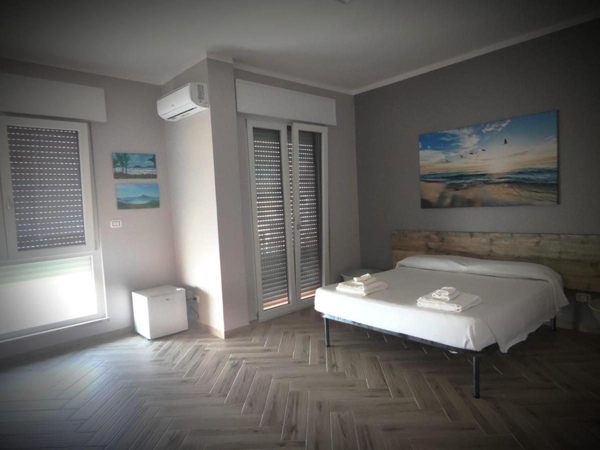 Hotel The House Of The Waves Brindisi Esterno foto